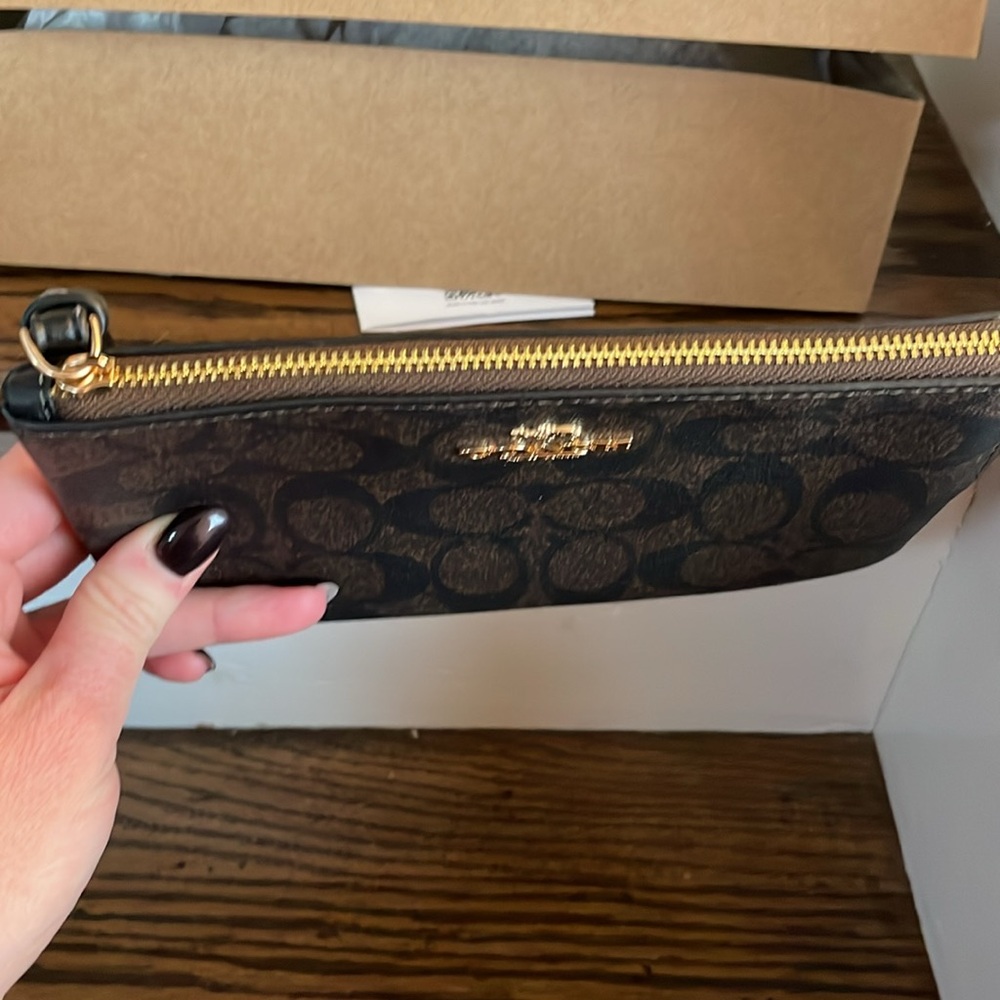 Coach signature large corner, zipper wristlet - Picture 7 of 8